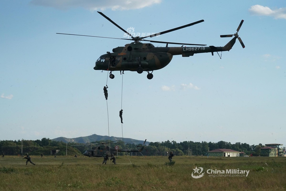 Choang ngop dan Mi-17 Trung Quoc tap tran do bo duong khong-Hinh-4