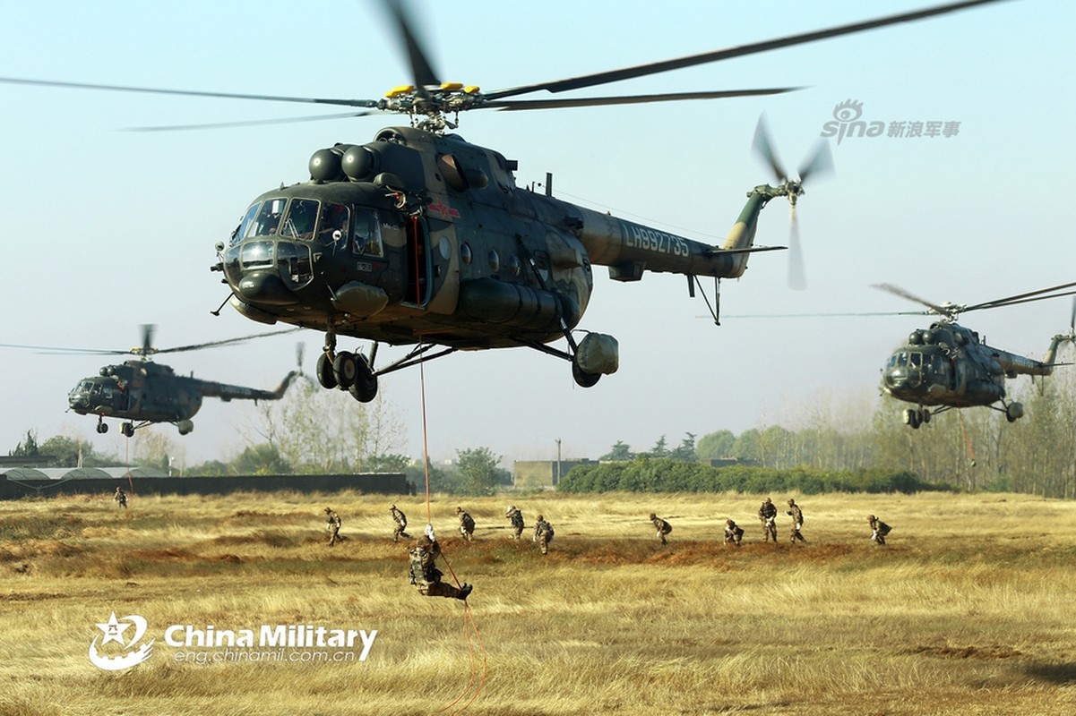 Choang ngop dan Mi-17 Trung Quoc tap tran do bo duong khong