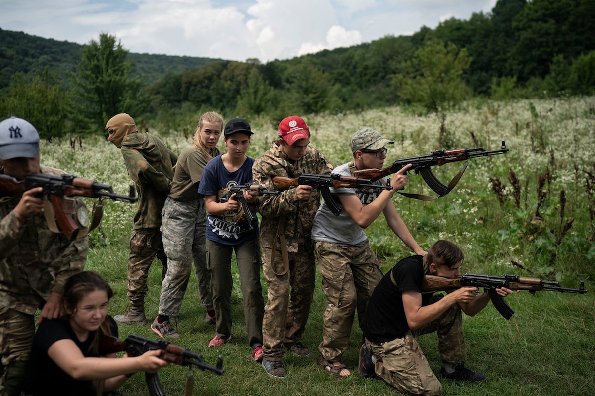 Xem gioi tre Ukraine duoc huan luyen quan su de... chong Nga?