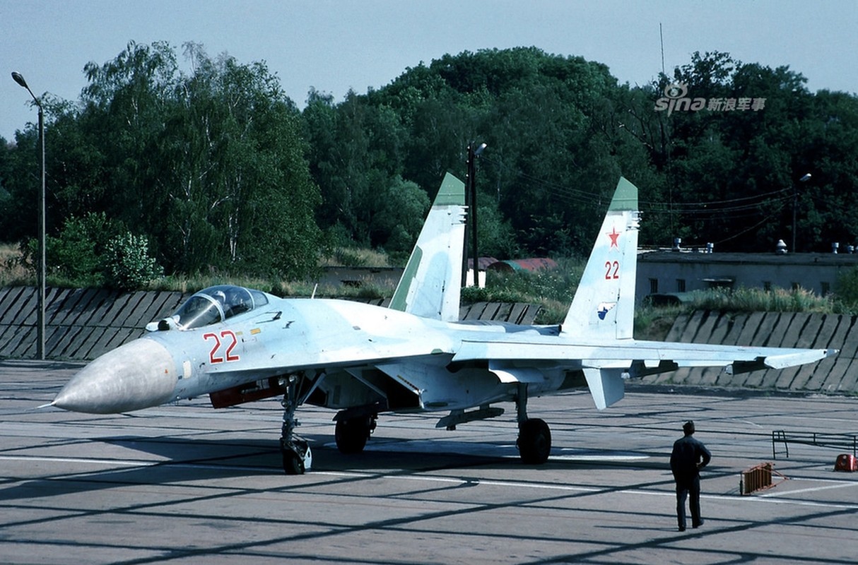 Lien Xo tan ra, hang chuc chiec Su-27 o Ba Lan bong dung 