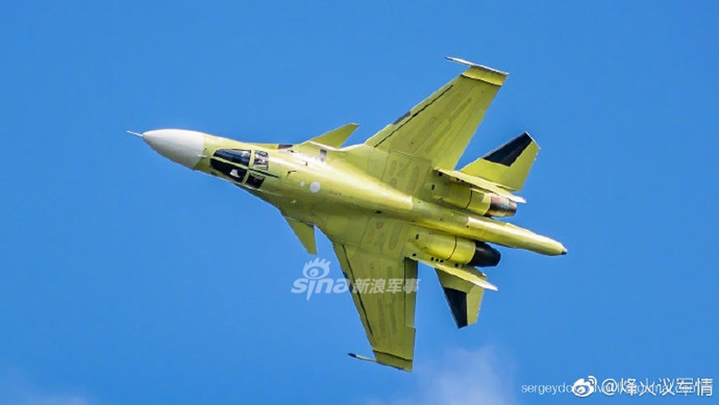 Can canh Su-34 “tran truong” bay thu khi vua ra khoi nha may