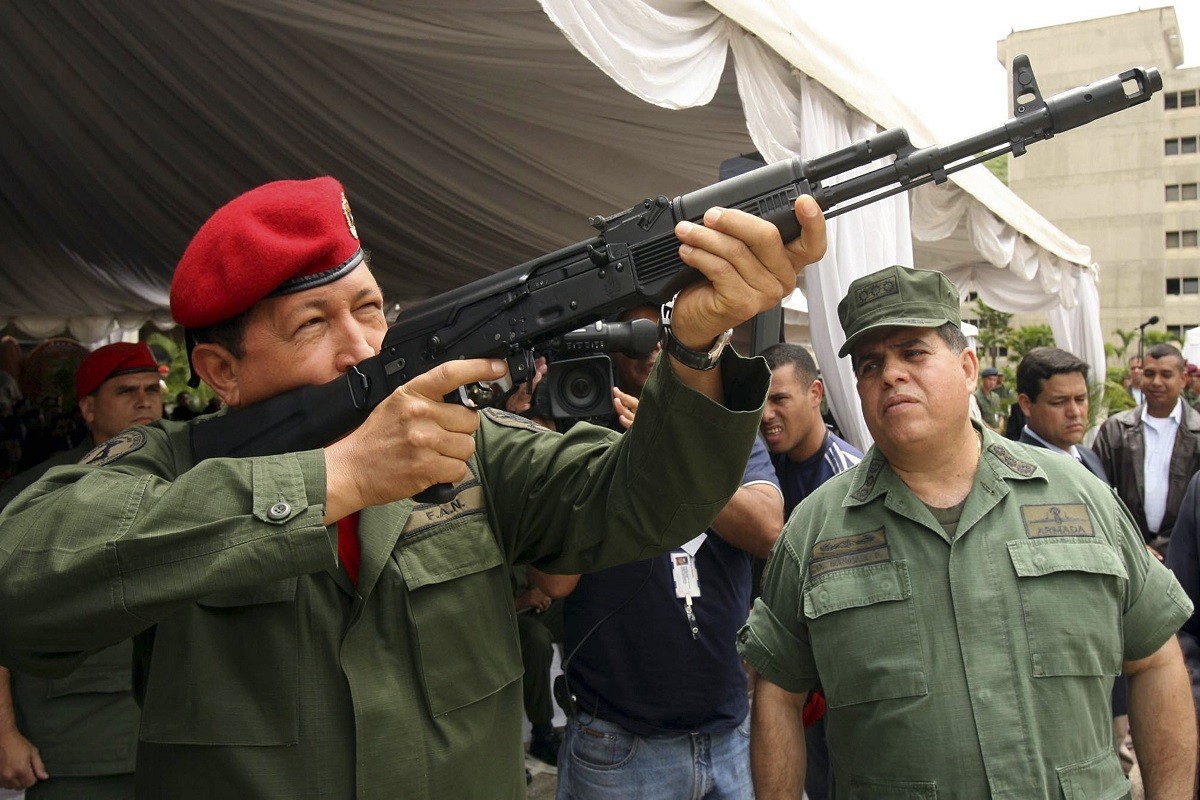 Bat chap khung hoang Nga van se san xuat sung AK o Venezuela-Hinh-3