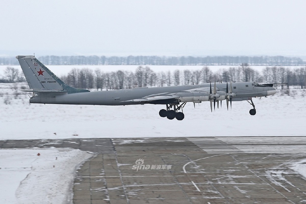 Ngam “ong gia” Tu-95 cua Nga cat canh trong nhiem vu moi