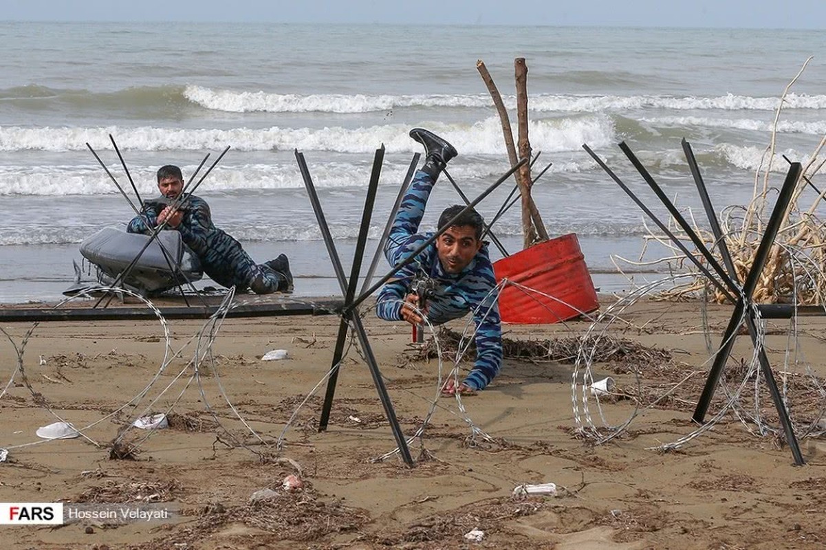 Choang voi man dien tap do bo cua Ve binh Cach mang Iran-Hinh-3