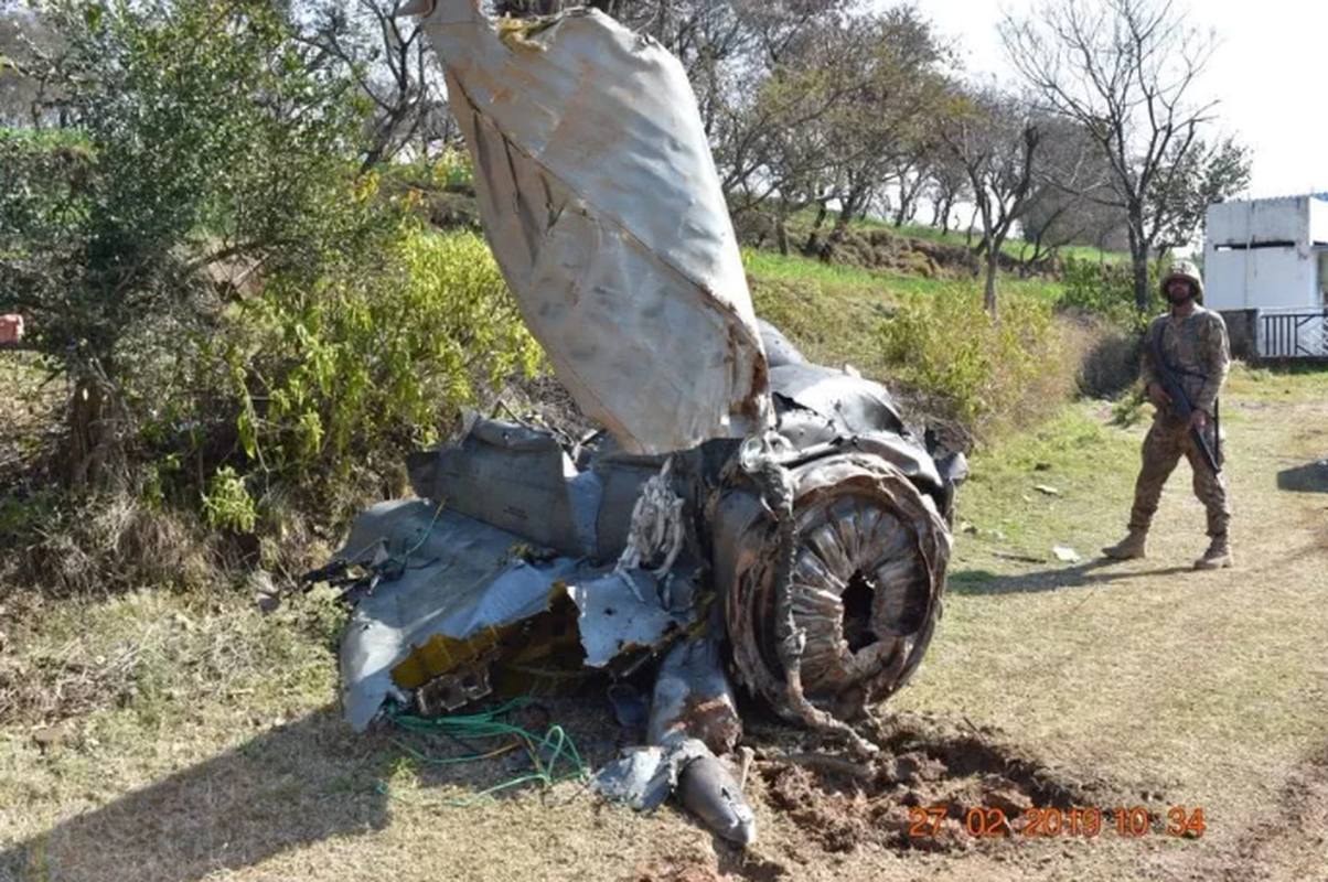 Phi cong MiG-21 An Do bi Pakistan bat giu mang theo gi?-Hinh-6