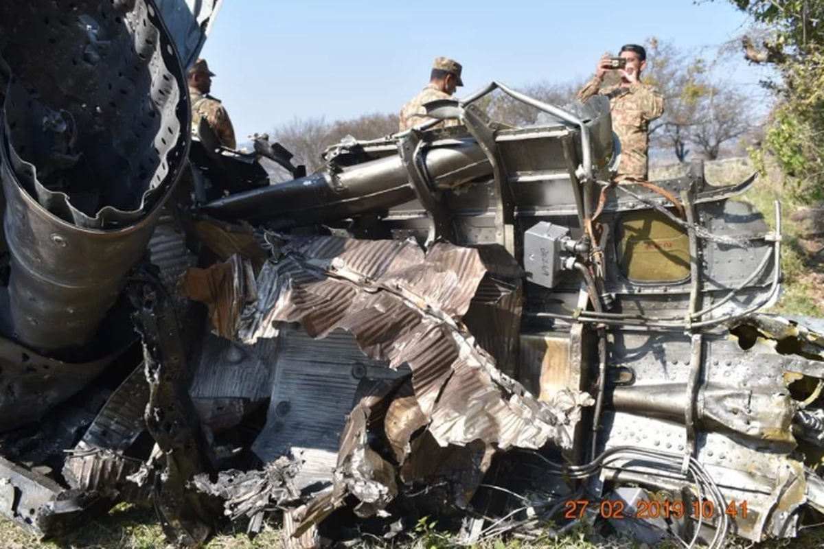 Phi cong MiG-21 An Do bi Pakistan bat giu mang theo gi?-Hinh-7