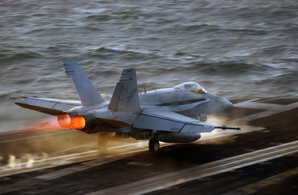 F/A-18C/D My khoe kha nang mang cung luc 12 ten lua cuc “khung“-Hinh-8