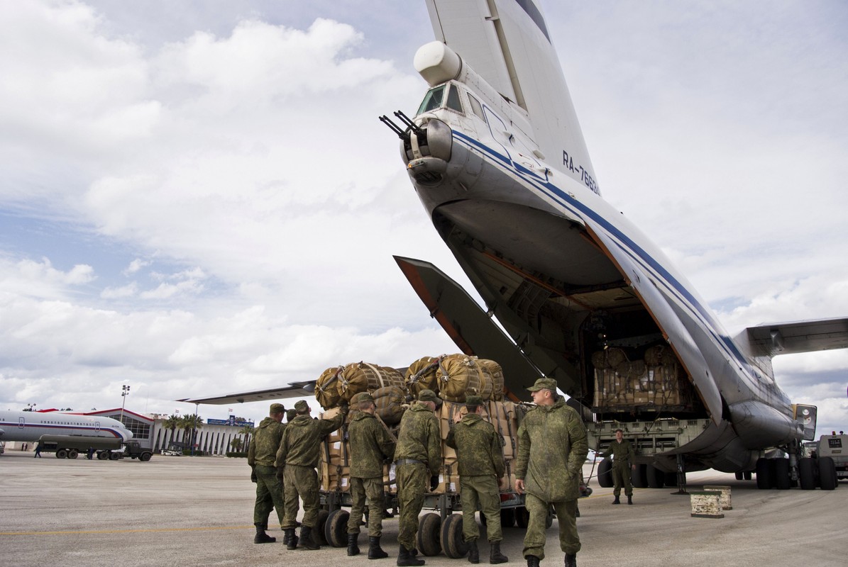 Bi an may bay quan su Nga cho 35 tan hang toi Venezuela-Hinh-2