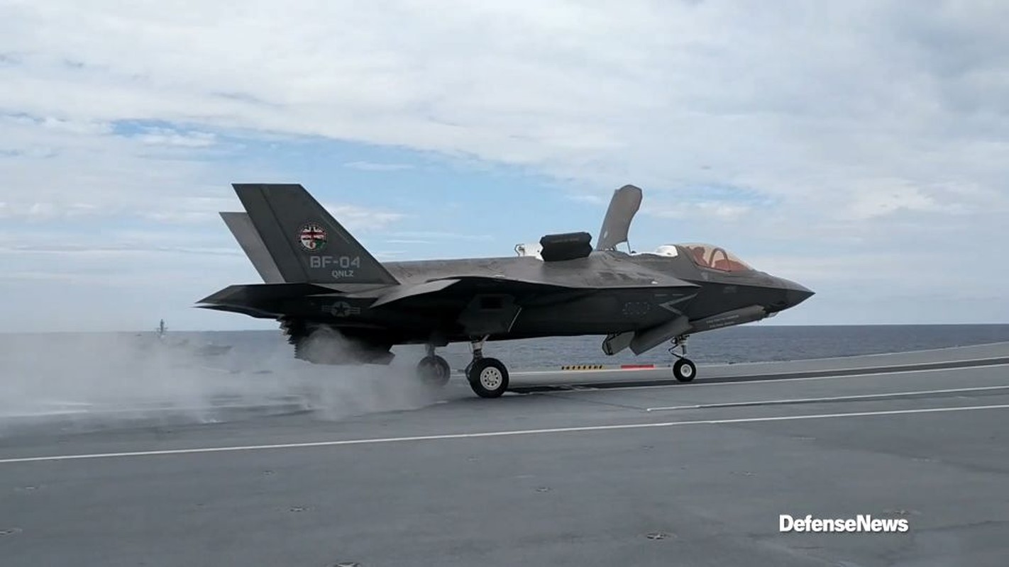 F-35 My lan dau tien ha canh len tau san bay nuoc ngoai-Hinh-2