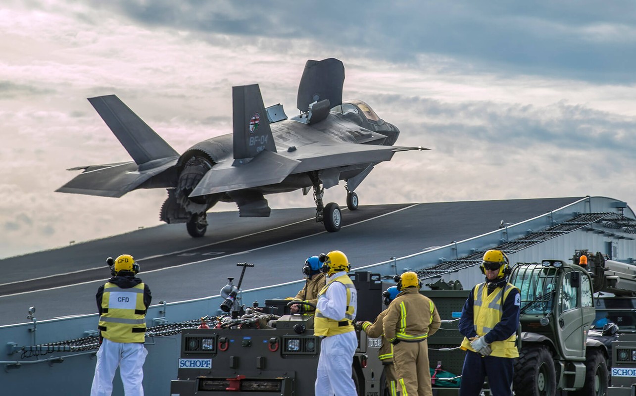 F-35 My lan dau tien ha canh len tau san bay nuoc ngoai