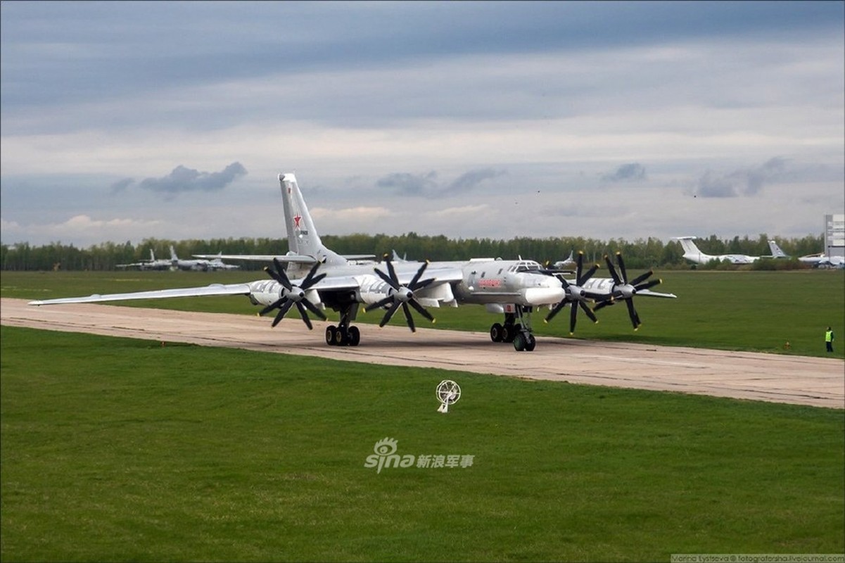 'Trinh' tac chien cua 'gau bay' Tu-95 khi duoc bom xang-Hinh-2