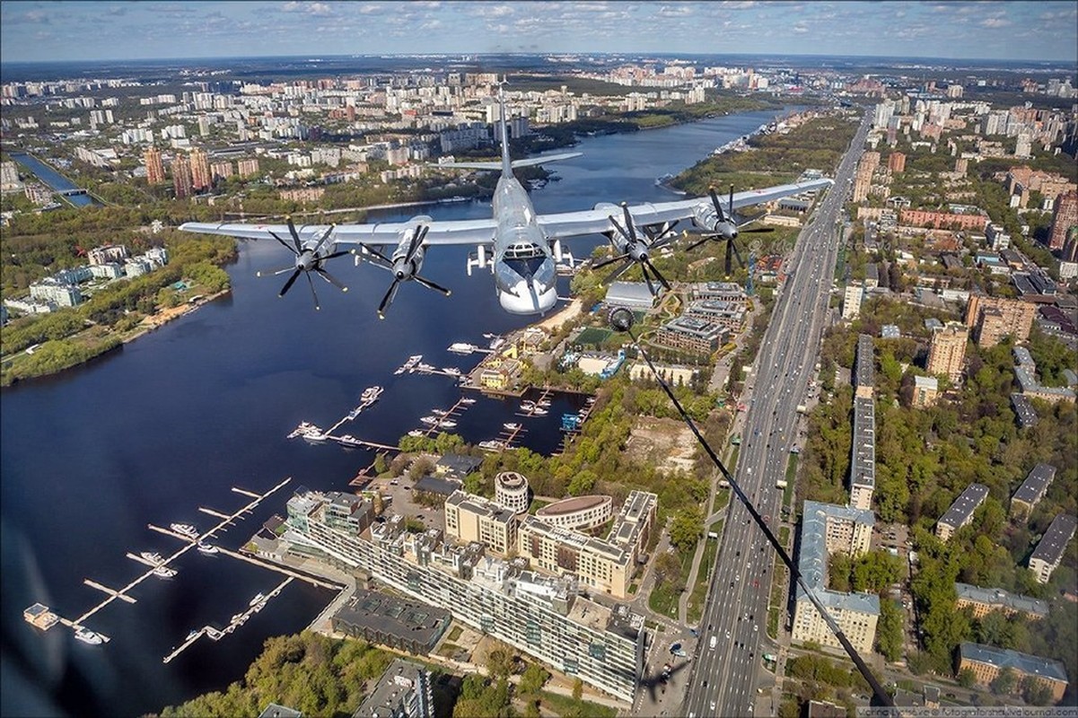 'Trinh' tac chien cua 'gau bay' Tu-95 khi duoc bom xang-Hinh-7