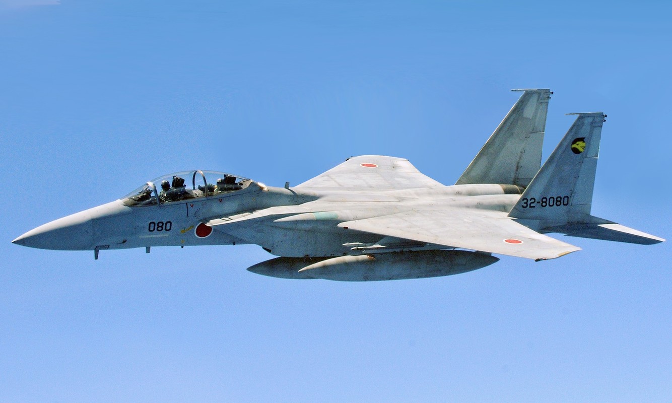 Nhat dang co trong tay bao nhieu tiem kich hang nang F-15?