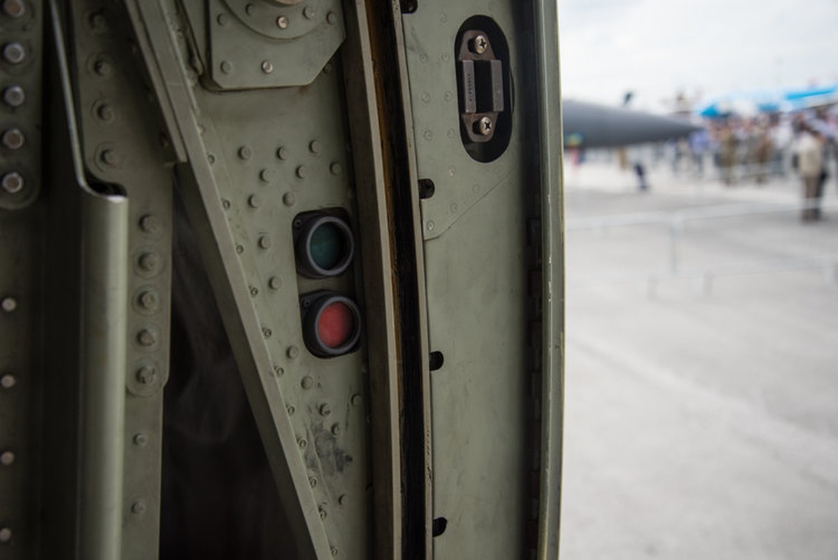 Ben trong khoang lai cua van tai co C-130: Tien nghi bat ngo-Hinh-12