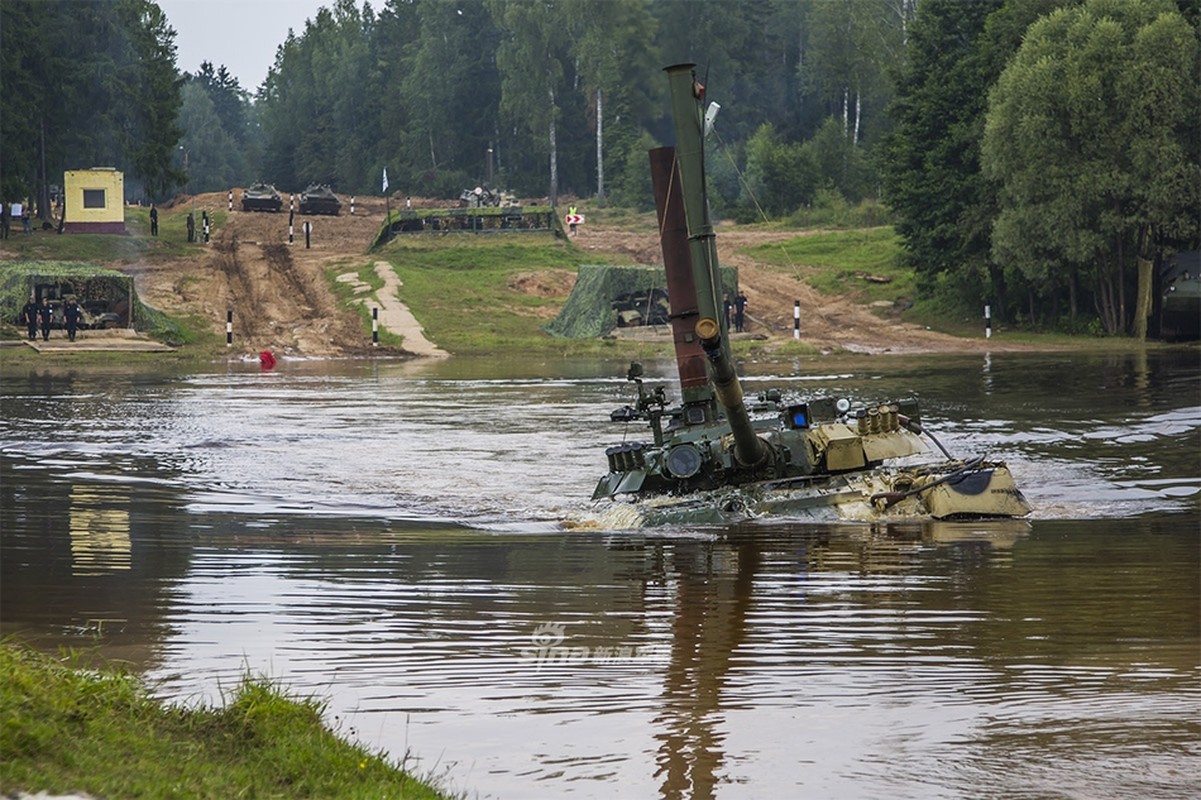 Nga mang T-80 cung kip lai nu tham gia dua tang Tank Biathlon-Hinh-3