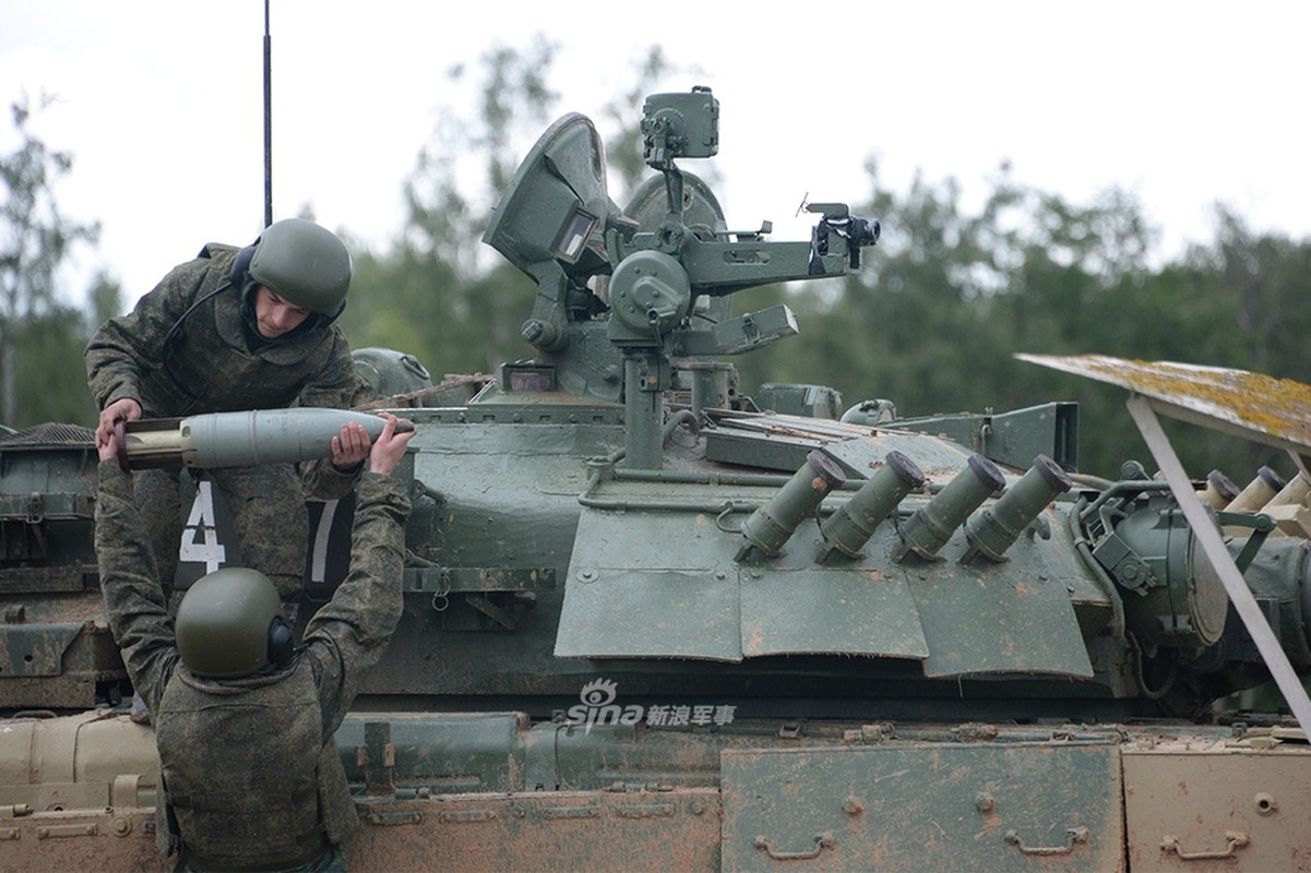 Nga mang T-80 cung kip lai nu tham gia dua tang Tank Biathlon-Hinh-5