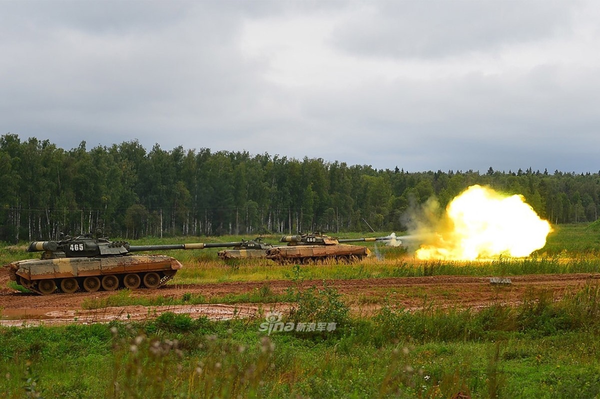 Nga mang T-80 cung kip lai nu tham gia dua tang Tank Biathlon-Hinh-6