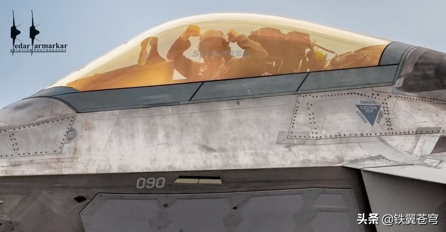 Co gi trong lop vo tang hinh tren chien dau co F-22?