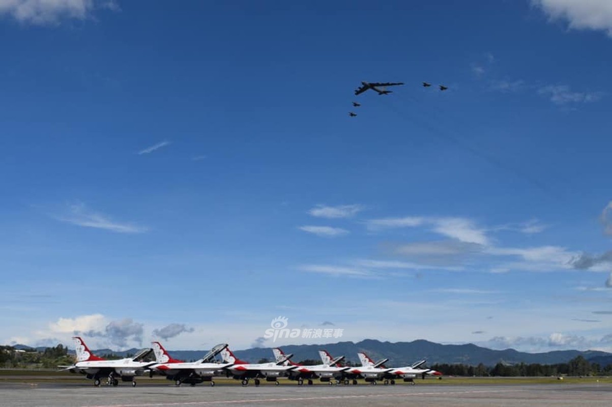 B-52 bay luon o trien lam hang khong Colombia, Venezuela co lo lang?-Hinh-2