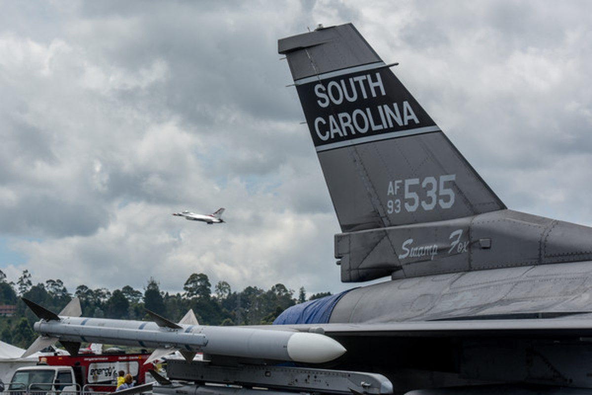 B-52 bay luon o trien lam hang khong Colombia, Venezuela co lo lang?-Hinh-7