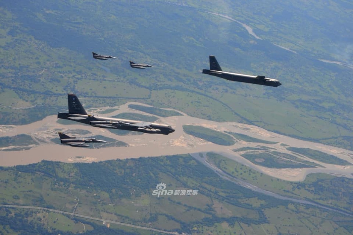 B-52 bay luon o trien lam hang khong Colombia, Venezuela co lo lang?