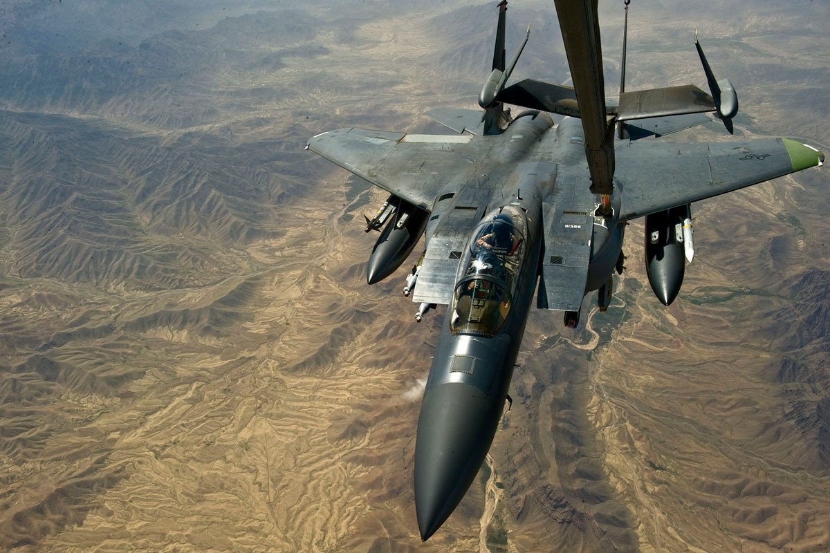 My mang F-15 gan bom chum toi Trung Dong, tau chien Iran coi chung!-Hinh-7