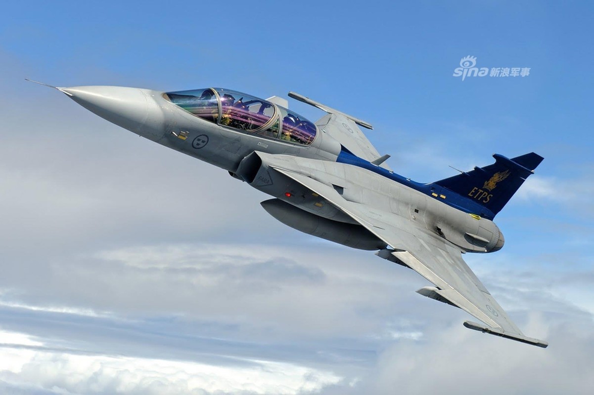 Chien dau co Hungary “danh chan” Su-30 tren bien Baltic-Hinh-7