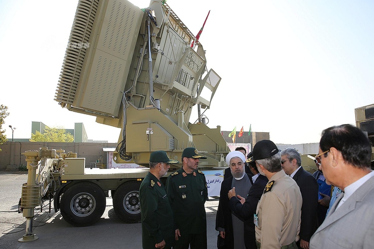 Choang: Iran khoe ban ten lua phong khong 