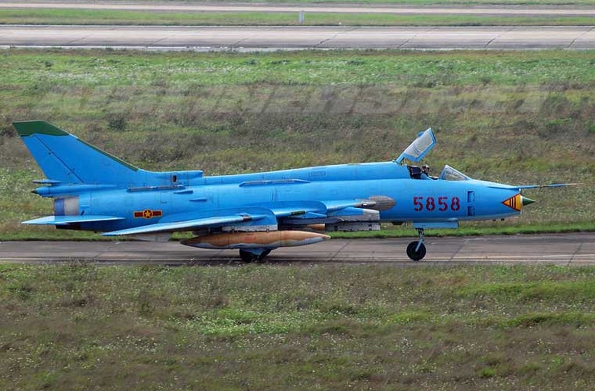 Anh hiem: Su-22M4 Viet Nam tuan tra phong khong voi ten lua R-60 AA-8 Aphid-Hinh-6