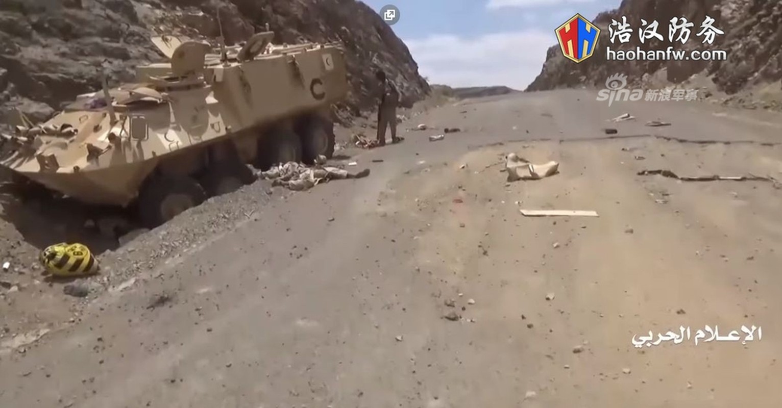 Phien quan Houthi phuc kich du doi, thiet giap LAV cua Saudi Arabia tan nat-Hinh-4