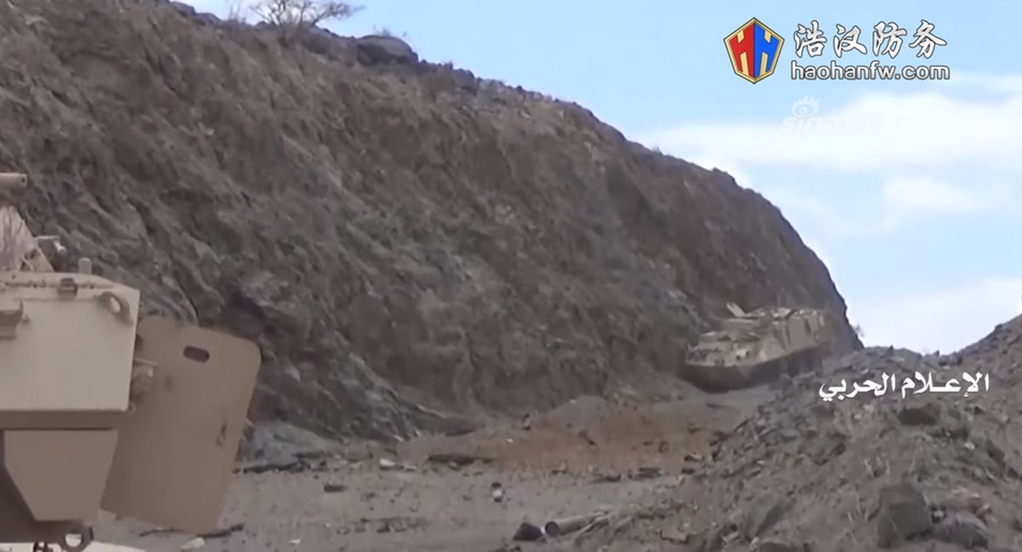Phien quan Houthi phuc kich du doi, thiet giap LAV cua Saudi Arabia tan nat-Hinh-5