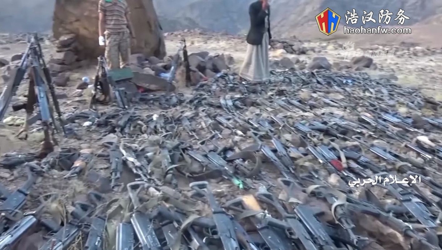 Phien quan Houthi phuc kich du doi, thiet giap LAV cua Saudi Arabia tan nat-Hinh-8