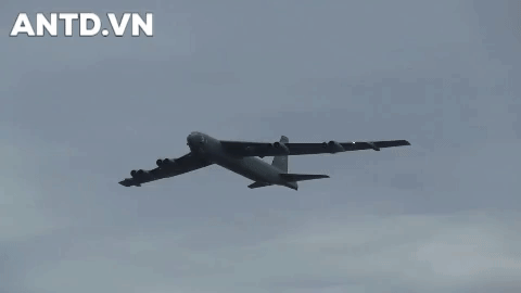 Phao dai bay B-52 My ap sat ban dao Crimea, Nga lo sot vo