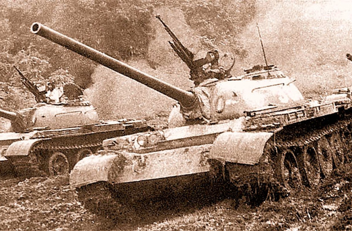 Phan biet hai xe tang huyen thoai T-54 va T-55 trong bien che Viet Nam-Hinh-2