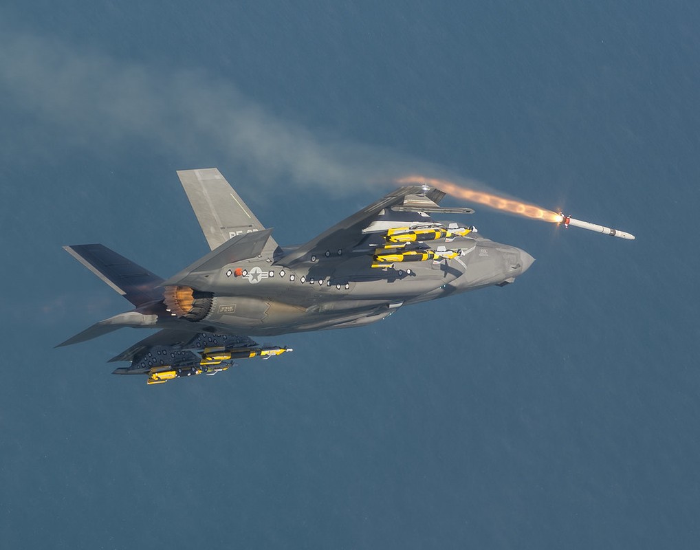 F-35B bat 