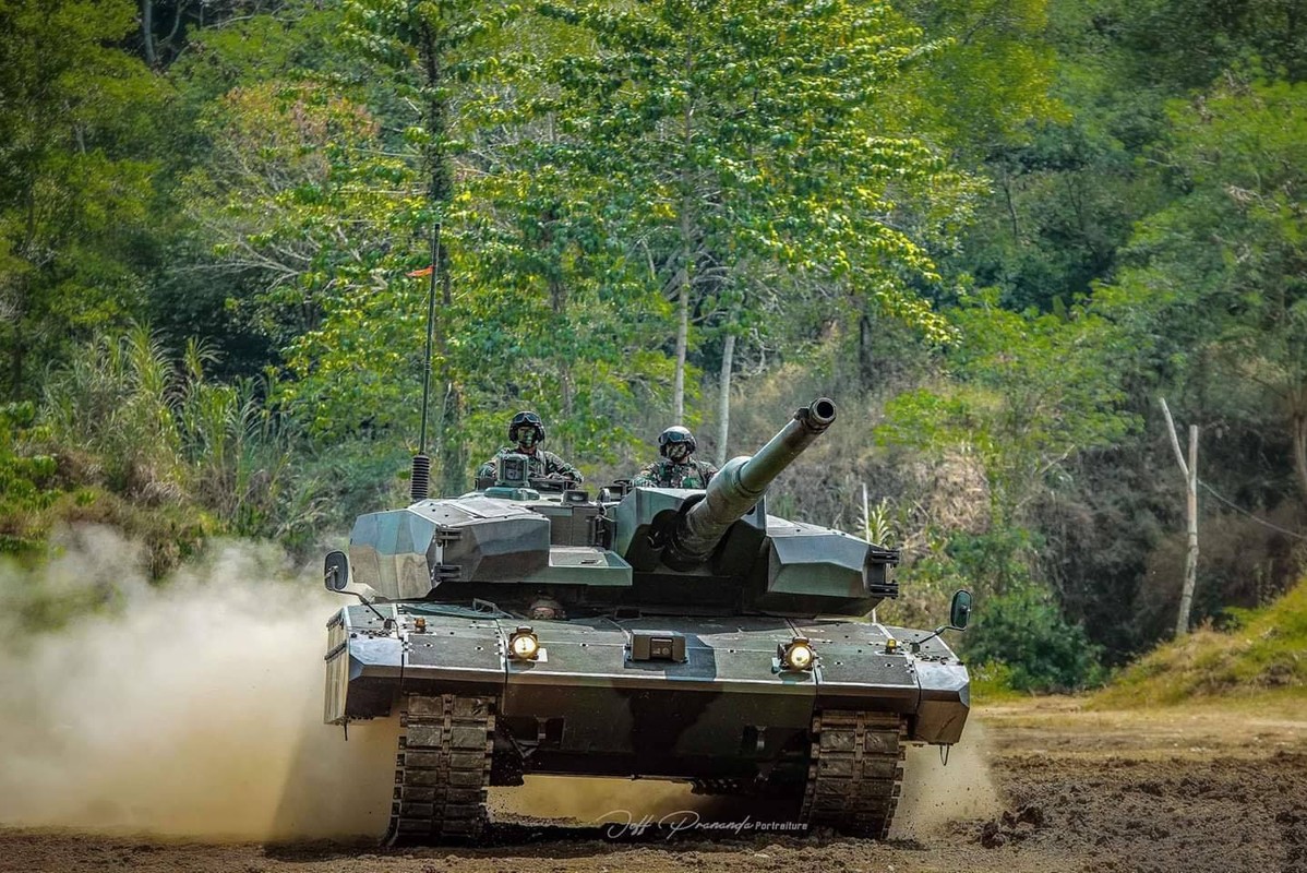 Choang ngop luc quan Indonesia tap tran voi truc thang Apache, xe tang Leopard 2A4-Hinh-12