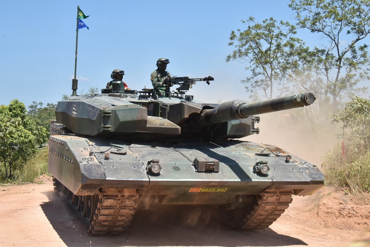 Choang ngop luc quan Indonesia tap tran voi truc thang Apache, xe tang Leopard 2A4-Hinh-13