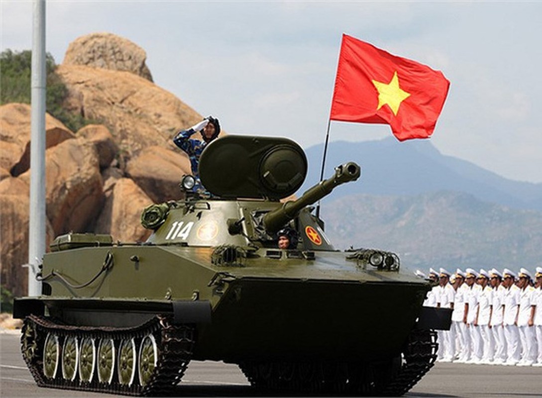 Xe tang loi nuoc PT-76 Viet Nam hoa 