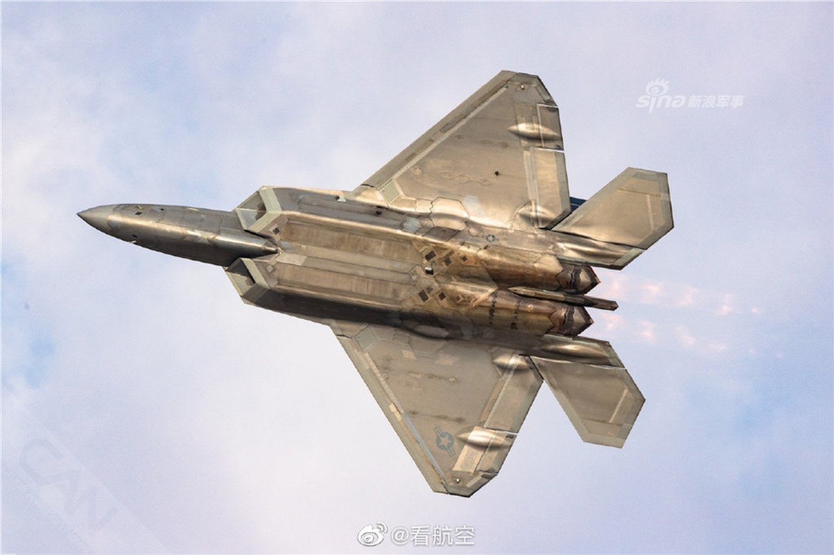 F-22 cua My khoe khoang chua cuc 