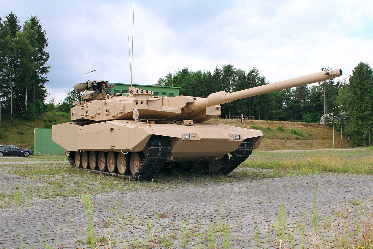 Kham pha noi that xe tang Leopard 2 tung mang danh 