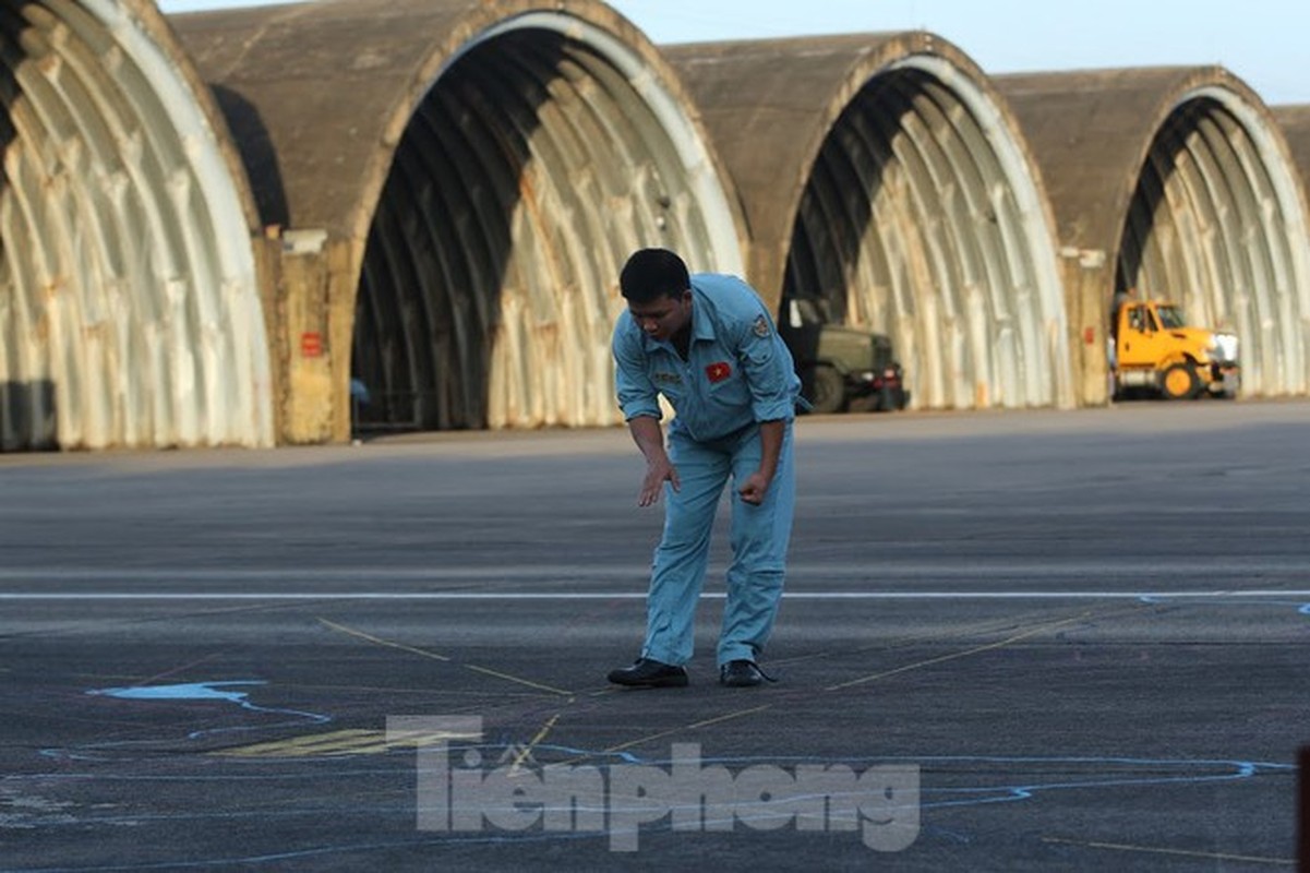 “Ho Mang Chua” Su-30MK2 cung thien binh canh giu bau troi To quoc tung canh dau nam-Hinh-4