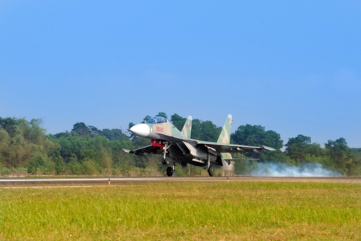“Ho Mang Chua” Su-30MK2 cung thien binh canh giu bau troi To quoc tung canh dau nam-Hinh-9