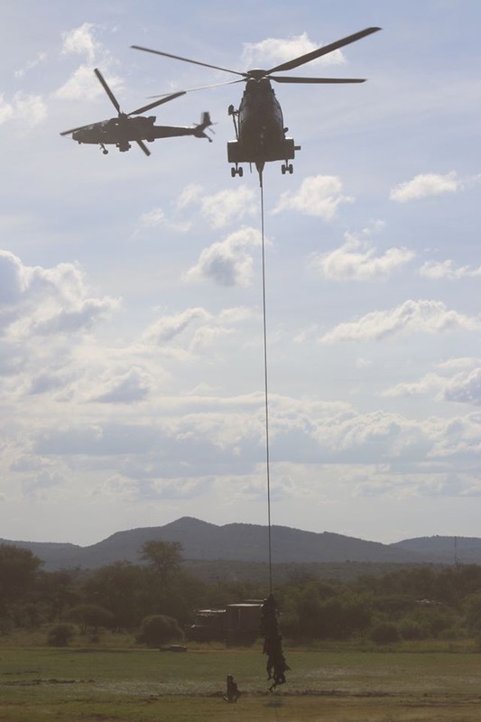 Nam Phi tung binh luc tap tran ram ro chuan bi mung ngay quan doi-Hinh-15