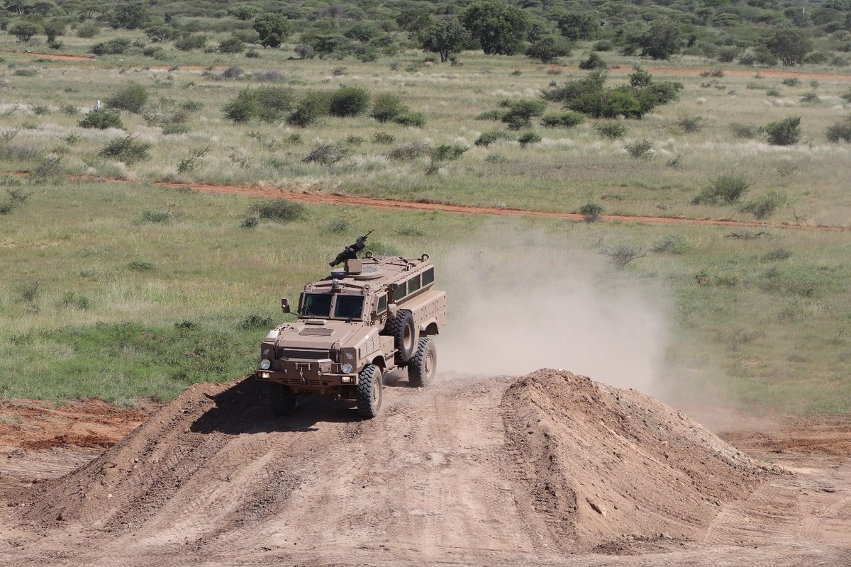 Nam Phi tung binh luc tap tran ram ro chuan bi mung ngay quan doi-Hinh-9