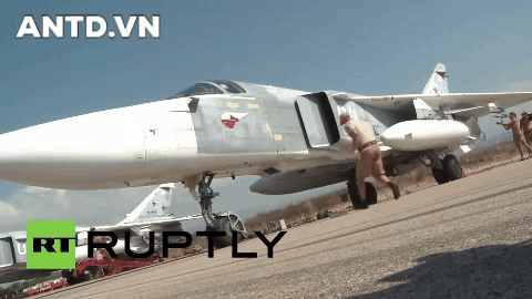 Khong quan Nga cho Su-24 nem bom thang dau phien quan, yem tro linh Assad-Hinh-10