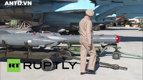 Khong quan Nga cho Su-24 nem bom thang dau phien quan, yem tro linh Assad-Hinh-12
