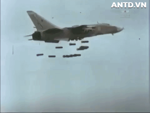 Khong quan Nga cho Su-24 nem bom thang dau phien quan, yem tro linh Assad-Hinh-17