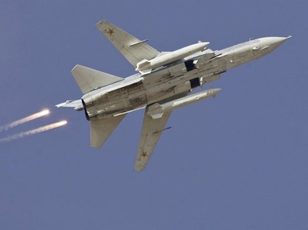 Khong quan Nga cho Su-24 nem bom thang dau phien quan, yem tro linh Assad-Hinh-20