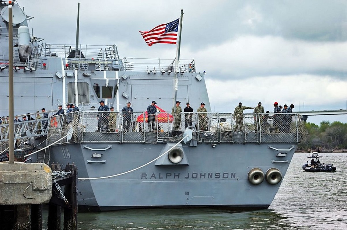 Thuy thu khu truc ham USS Ralph Johnson duong tinh Covid-19, Hai quan My gap kho-Hinh-3