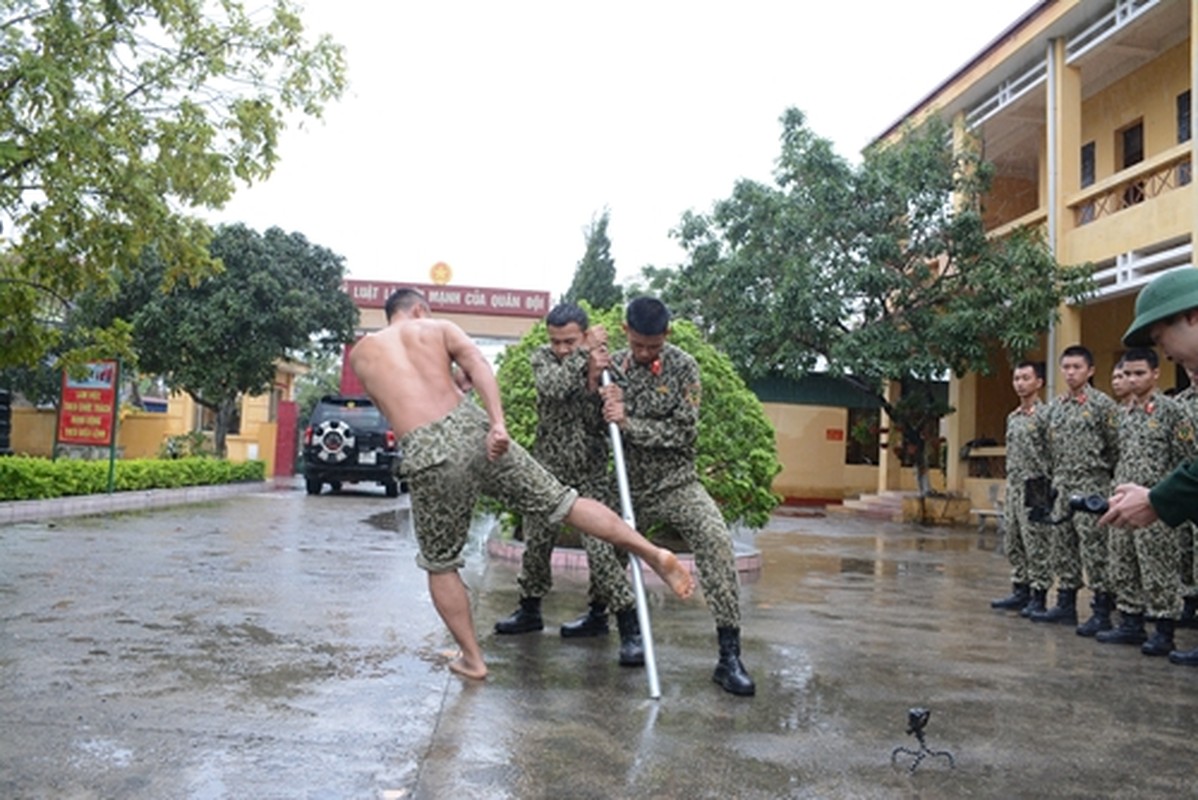 Tron mat xem linh dac cong chong khung bo Viet Nam huan luyen 